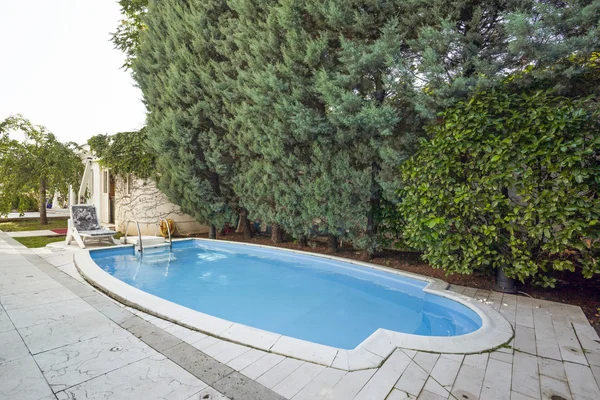 Kleiner privater Pool — Stockfoto