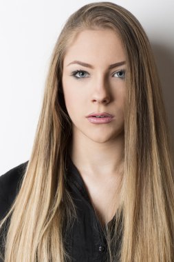 Güzel bir genç kadının portresi.