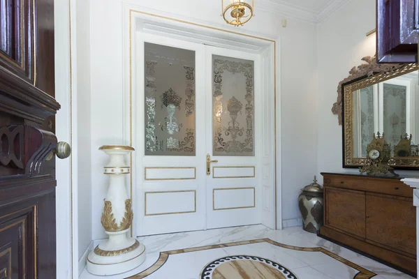 Entrance hall in luxury villa — Stock Photo, Image