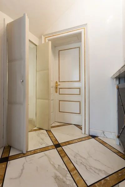 Hallway in a villa with marble floors — Stock Photo, Image