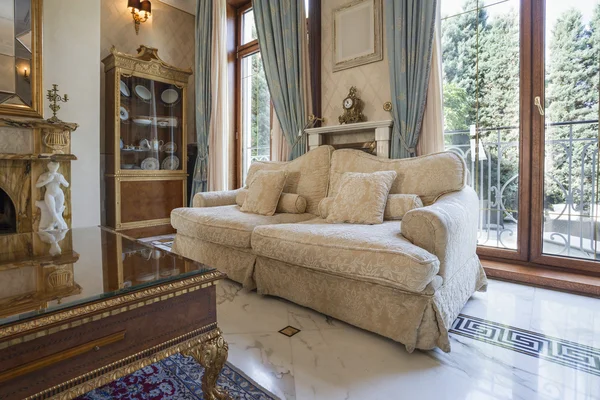 Wohnzimmer in Luxusvilla — Stockfoto