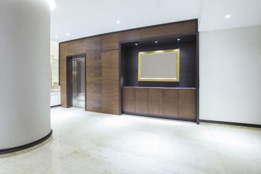 Bina koridor ile Asansör ve boş resim çerçevesi