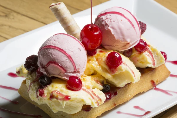 Çilekli dondurma ve puding tatlısı — Stok fotoğraf
