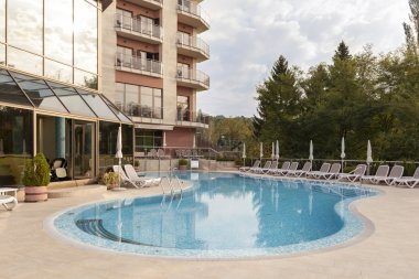 Otelin önündeki Havuzu