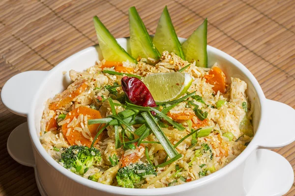 Thai Khao Pad - arroz frito especial con verduras mixtas — Foto de Stock