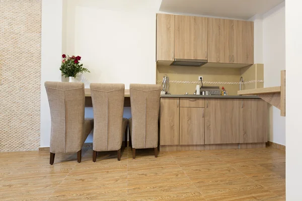 Кухня и обеденный стол в маленькой квартире — стоковое фото