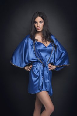 Mavi ipek pijama güzel kadın