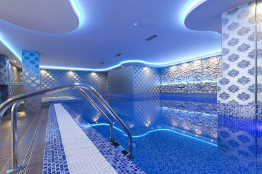 Spa merkezinde renkli ışıklar kapalı havuz