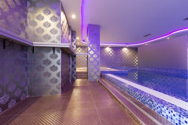 Spa merkezinde renkli ışıklar kapalı havuz