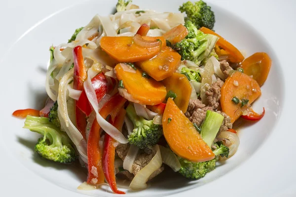 Stir fry nötkött och grönsaker med nudlar — Stockfoto