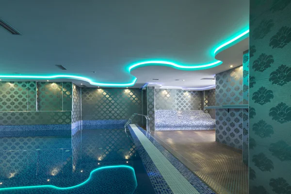 Innenpool mit bunten Lichtern im Wellness-Center — Stockfoto