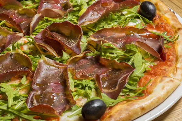 Prosciutto och rucola pizza — Stockfoto