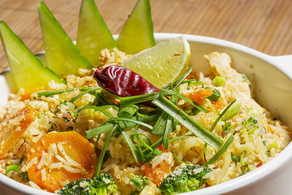 Thai Khao Pad - arroz frito especial con verduras mixtas — Foto de Stock