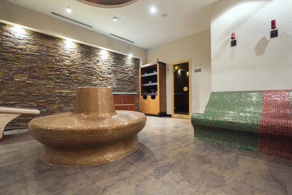 Sıcak taş banklar ile modern spa iç — Stok fotoğraf