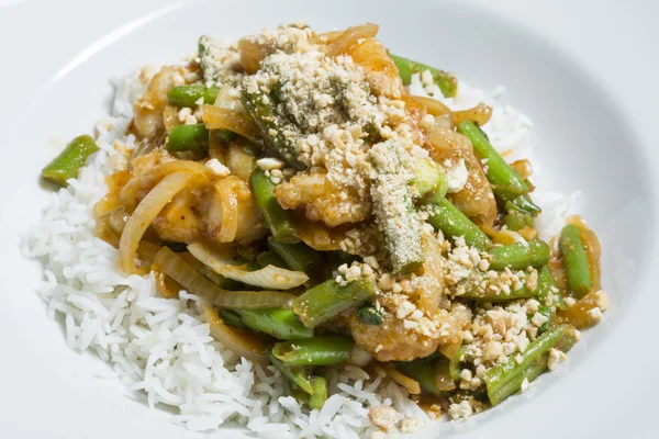 Thailändische grüne Bohnen und Fleisch mit Reis anbraten — Stockfoto