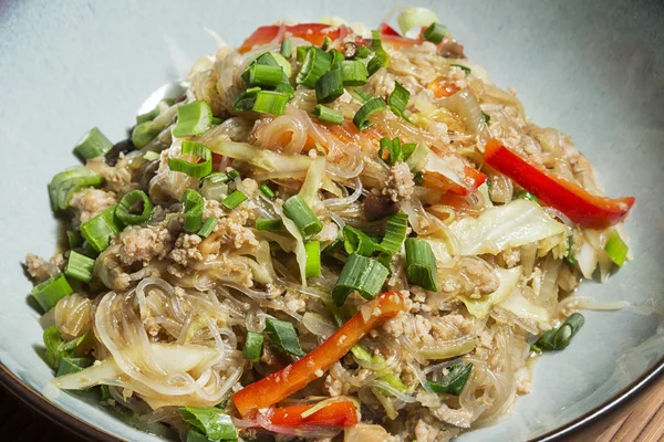 Thailändische Glasnudeln unter Rühren braten — Stockfoto