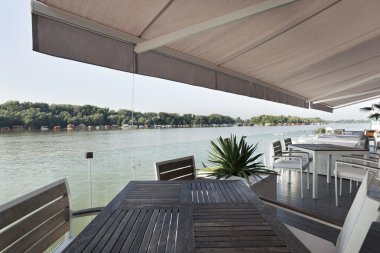 Modern nehir kenarında kafe Teras