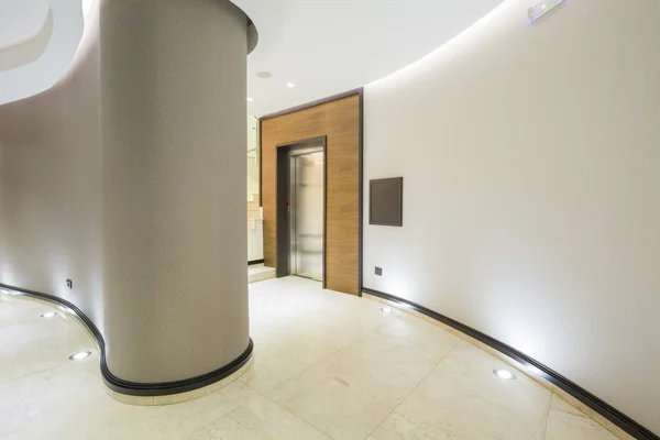 Ascenseur dans un bâtiment moderne — Photo