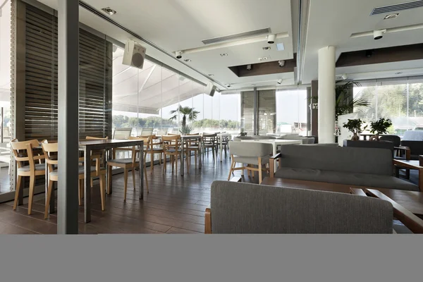 Interior de una elegante cafetería junto al río — Foto de Stock