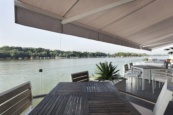 Moderna terrazza caffè lungo il fiume — Foto Stock