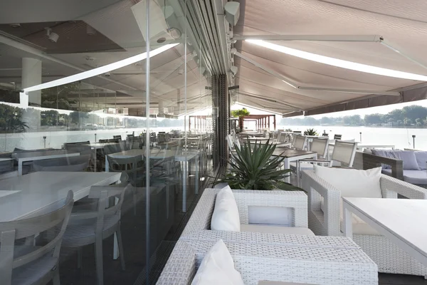 Moderna riverside café terrass — Stockfoto