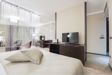 Lüks bir otel odasının içinde.