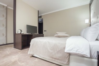 Lüks bir otel odasının içinde.