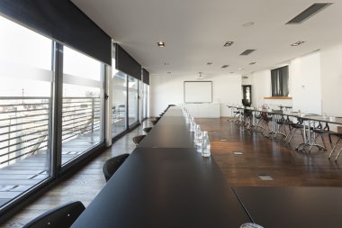 Modern konferans odasının içi