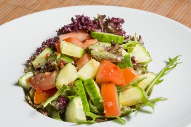 Bir plaka üzerinde taze karışık salata