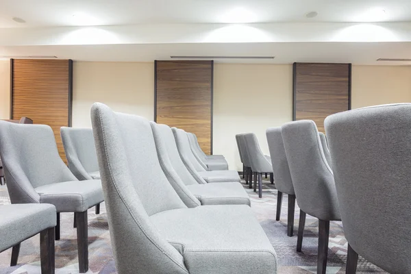 Cadeiras em uma sala de apresentação moderna — Fotografia de Stock