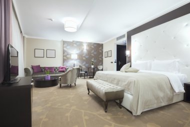 Lüks bir otel odasının içinde.