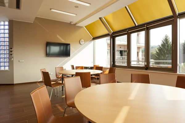 Sala de reuniões com mesas redondas — Fotografia de Stock