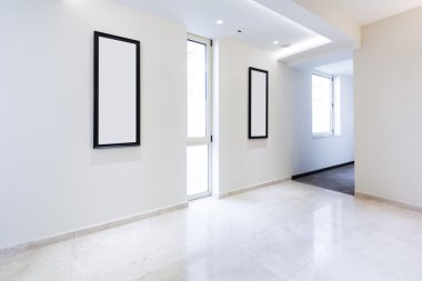 Bina koridor iki boş resim çerçeveleri ile