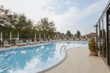 Otelin önündeki Havuzu