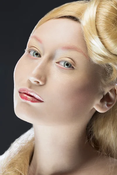Moda makyaj ve saç modeli ile Güzellik Portresi — Stok fotoğraf