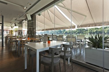 Zarif bir nehir kenarında kafe iç