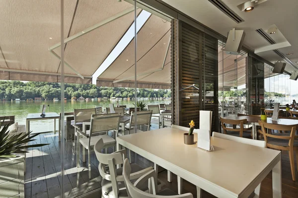 Interior de una elegante cafetería junto al río — Foto de Stock