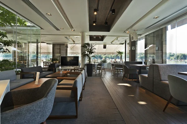 Interior de una elegante cafetería junto al río — Foto de Stock