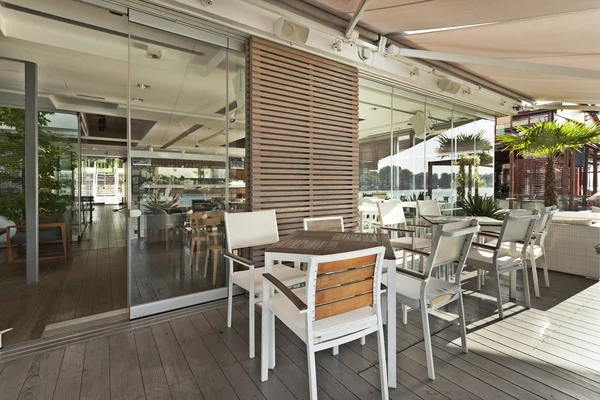 Moderna terraza cafetería junto al río — Foto de Stock