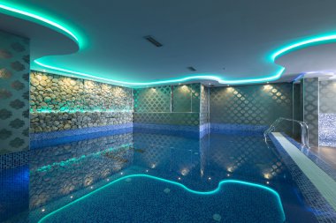 Spa merkezinde renkli ışıklar kapalı havuz