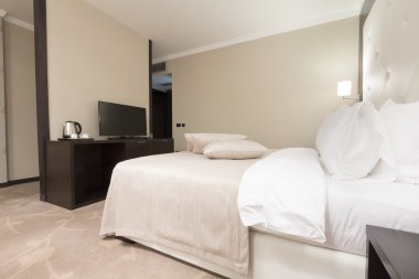 Lüks bir otel odasının içinde.