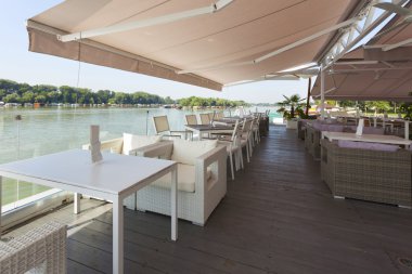 Modern nehir kenarında kafe Teras