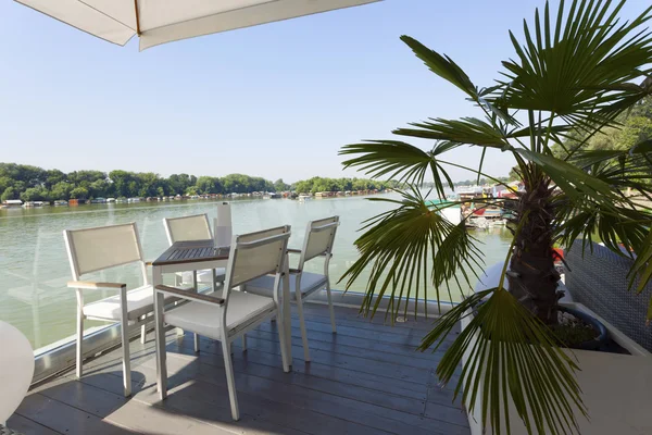 Moderna terrazza caffè lungo il fiume — Foto Stock