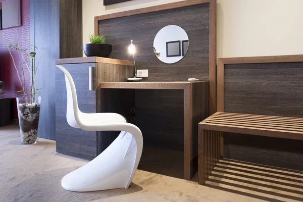 Bureau et chaise dans la chambre d'hôtel de luxe intérieur — Photo