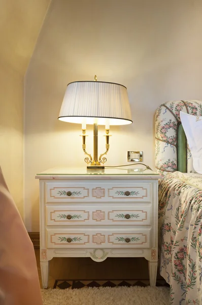エレガントなベッドサイド ランプ — ストック写真