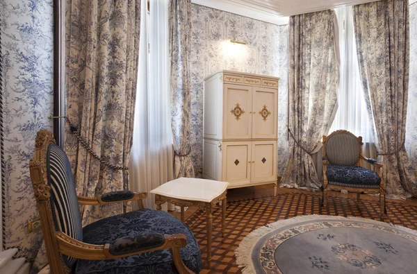 Luxusní interiér místnosti klasického stylu — Stock fotografie