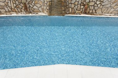 Bir açık hava havuzunda su