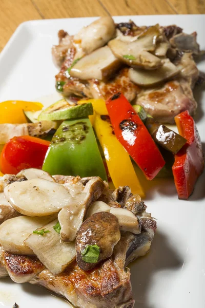 猪排烤的蔬菜和蘑菇 — 图库照片