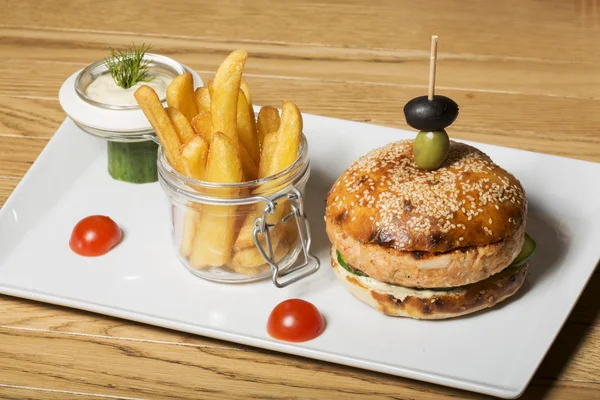 Zalm hamburger en aardappels, chips — Stockfoto