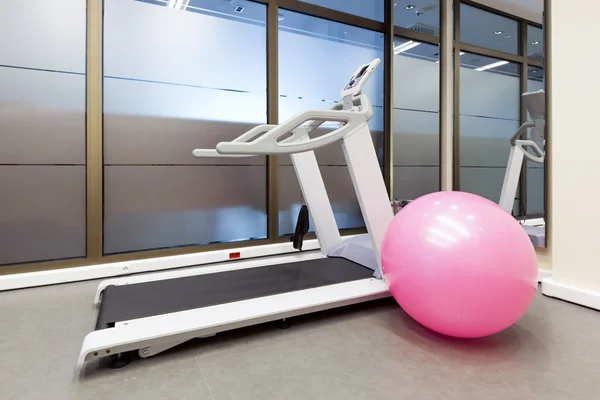 Laufband und Pilates-Ball im Fitnessstudio — Stockfoto